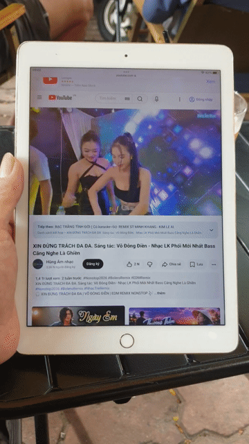Apple iPad Air 2 Màn hình zin. Mua bán Máy tính bảng tại Quận 7 Tp Hồ Chí Minh được đăng bởi Hoàng Long hình 1
