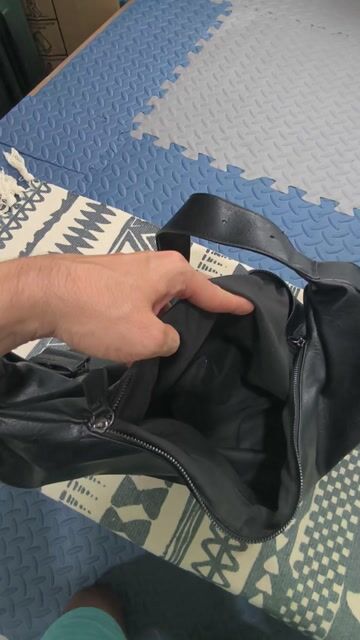 Túi xách nam da đeo chéo Đen lớn. Mua bán Túi xách tại Thành phố Thuận An Bình Dương được đăng bởi Duy Nguyễn hình 1