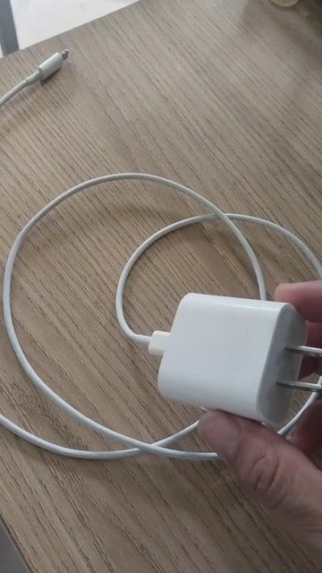 Sạc điện thoại iPhone Trắng. Mua bán Phụ kiện (Màn hình, Chuột...) tại Quận Cẩm Lệ Đà Nẵng được đăng bởi Phan F4 hình 1