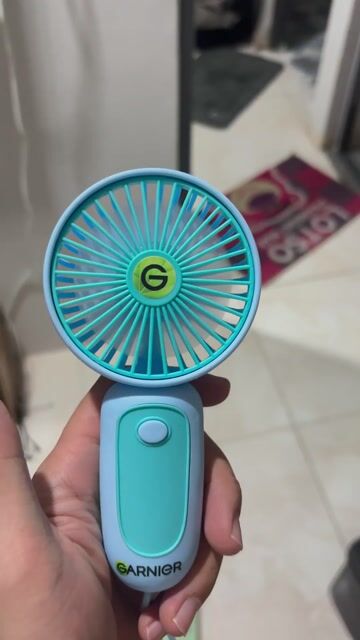 Quạt cầm tay Garnier Xanh dương. Mua bán Quạt tại Thành phố Vũng Tàu Bà Rịa - Vũng Tàu được đăng bởi Vince hình 1