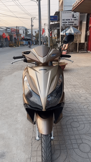 Honda Airblade fi 2015 vàng nâu ( hỗ trợ góp ). Mua bán Xe máy tại Huyện Chợ Mới An Giang được đăng bởi Cửa hàng xe Thiên Phước 2 hình 1