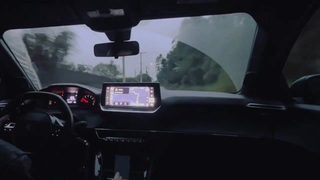 208 fazendo barulho no interior