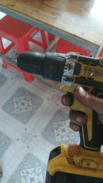 Máy khoan pin DeWalt Vàng đen. Mua bán Đồ chuyên dụng, Giống nuôi trồng tại Thành phố Thuận An Bình Dương được đăng bởi bình dương hình 1