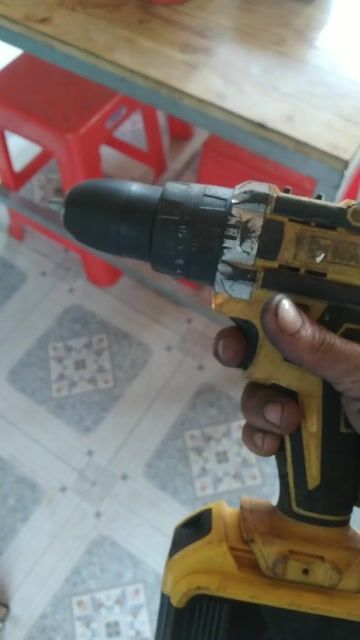 Máy khoan pin DeWalt Vàng đen. Mua bán Đồ chuyên dụng, Giống nuôi trồng tại Thành phố Thuận An Bình Dương được đăng bởi bình dương hình 1
