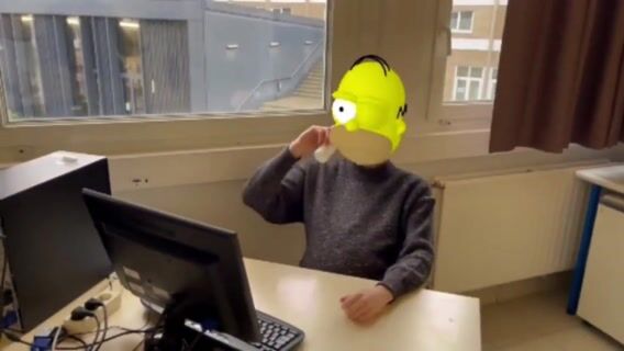 Homer Simpson fait de la chimie.