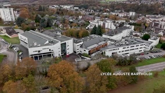 3:00 minutes enquête – Le dentier de Madame Delandre
Quand un simple oubli devient une affaire d’État.