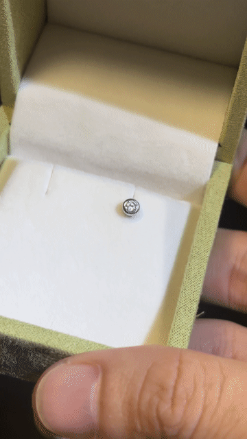 Bông tai Vàng trắng 18k Kim lab. Mua bán Phụ kiện thời trang khác tại Quận Bình Thạnh Tp Hồ Chí Minh được đăng bởi Tài Nguyễn hình 1