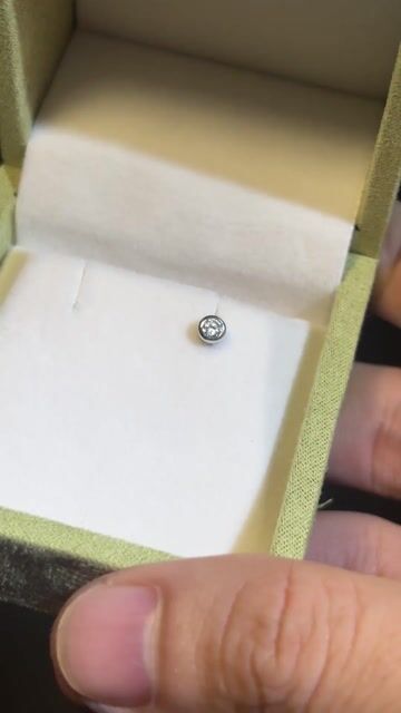 Bông tai Vàng trắng 18k Kim lab. Mua bán Phụ kiện thời trang khác tại Quận Bình Thạnh Tp Hồ Chí Minh được đăng bởi Tài Nguyễn hình 1