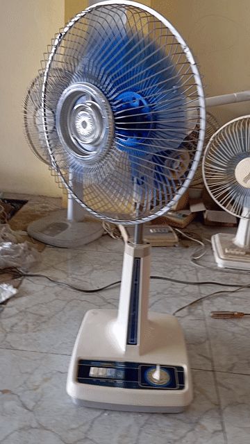Quạt điện Trắng Xanh Kim loại. Mua bán Quạt tại Huyện Thuỷ Nguyên Hải Phòng được đăng bởi Long Pham hình 1