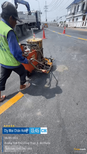 THI CÔNG SƠN KẺ VẠCH ĐƯỜNG NHIỆT DẺO PHẢN QUANG. Dịch vụ tại Huyện Thủ Thừa Long An được đăng bởi Chấn Hưng Company hình 1