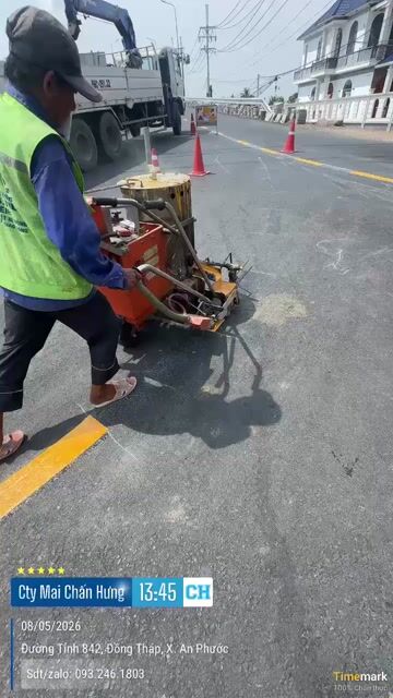 THI CÔNG SƠN KẺ VẠCH ĐƯỜNG NHIỆT DẺO PHẢN QUANG. Dịch vụ tại Huyện Thủ Thừa Long An được đăng bởi Chấn Hưng Company hình 1