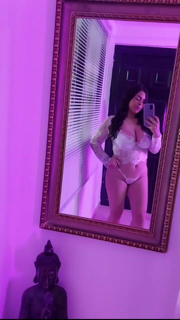 Model - Laura Love balloons