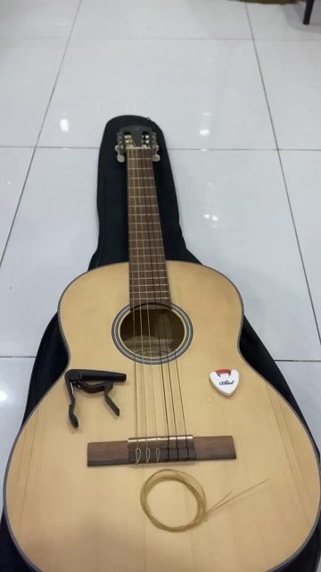 Đàn Guitar Classic Còn Mới - Tặng kèm phụ kiện. Mua bán Nhạc cụ tại Thị xã Bến Cát Bình Dương được đăng bởi Ân Nguyễn hình 1