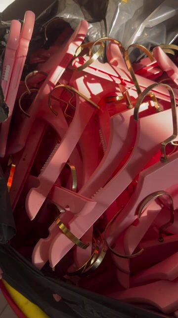 Móc quần áo nhựa màu hồng. Mua bán Nội thất, đồ gia dụng khác tại Quận 5 Tp Hồ Chí Minh được đăng bởi Nhiên Nhiên hình 1