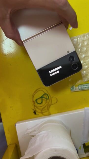 Samsung Galaxy Z Flip4 Hồng Sọc Màn Hình. Mua bán Điện thoại tại Quận Gò Vấp Tp Hồ Chí Minh được đăng bởi Sáng hình 1