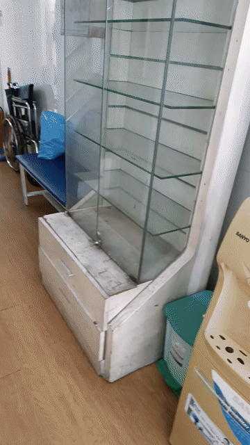 Tủ trưng bày Gỗ Kính cường lực đã sử dụng. Mua bán Tủ, kệ gia đình tại Quận 5 Tp Hồ Chí Minh được đăng bởi Lê Kiểm hình 1