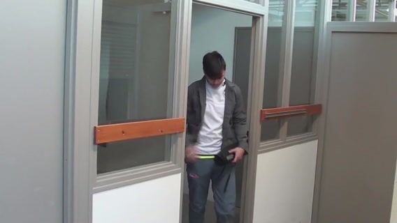 L’électricien installe la domotique.