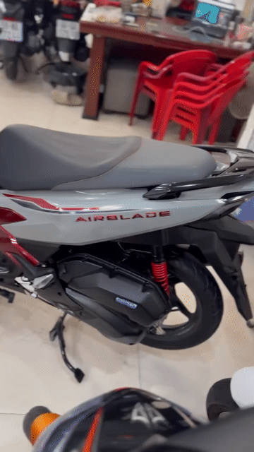 Honda Air Blade 2024/4V .Xám Đỏ Đem.Bản Bỏ Mẫu. Mua bán Xe máy tại Quận 6 Tp Hồ Chí Minh được đăng bởi Cửa Hàng Xe Máy Hoà Bùi hình 1