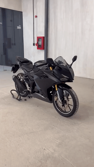 Yamaha R15V4 2022 Đen 12000 km. Mua bán Xe máy tại Quận Gò Vấp Tp Hồ Chí Minh được đăng bởi Phúc Lâm hình 1