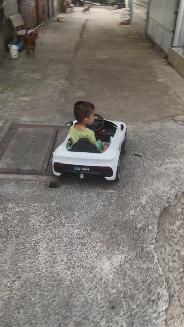 Xe điện trẻ em màu Trắng Mới. Mua bán Phương tiện khác tại Huyện Hóc Môn Tp Hồ Chí Minh được đăng bởi Ma Ket hình 1