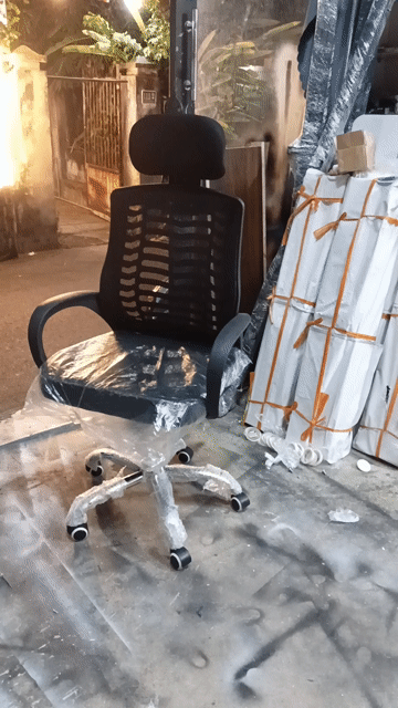 Ghế xoay văn phòng Thép Lưới Đen Có tựa đầu. Mua bán Đồ dùng văn phòng tại Quận Cẩm Lệ Đà Nẵng được đăng bởi NỘI THẤT GIÁ TẬN XƯỞNG hình 1
