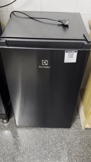Tủ lạnh Electrolux 94L Đen. Mua bán Tủ lạnh tại Huyện Châu Thành Hậu Giang được đăng bởi Lê Thị Việt Trinh hình 1
