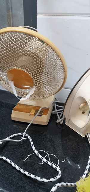 COMBO QUẠT + BÀN ỦI XƯA CÒN CHẠY TỐT . Mua bán Quạt tại Quận 6 Tp Hồ Chí Minh được đăng bởi PHƯƠNG BÁN NHANH GỌN hình 1