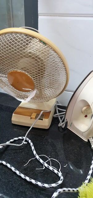 COMBO QUẠT + BÀN ỦI XƯA CÒN CHẠY TỐT . Mua bán Quạt tại Quận 6 Tp Hồ Chí Minh được đăng bởi PHƯƠNG BÁN NHANH GỌN hình 1
