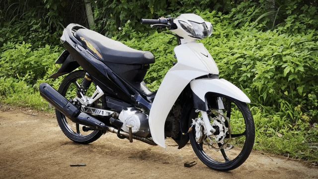Yamaha Sirius 50cc Trắng đen. Mua bán Xe máy tại Thành phố Buôn Ma Thuột Đắk Lắk được đăng bởi Đình thiện Nguyễn hình 1