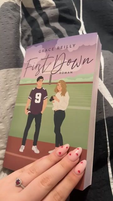 Das Buch war richtig leicht zu lesen und genau das lockere Buch was ich mal so zwischendurch brauche. Eine locker College Geschichte mit den typischen College-Football Klisches war genau das was ich gesucht hatte. Die beiden waren von Anfang an wie Seelenverwandte, seit dem ersten Kuss- auch wenn die Beziehung Fake war.
James und Bex haben nicht lange gewartet🤭🤭
Das Buch hat mich sehr schnell gecatcht, dann wurde es für mich persönlich ein bisschen zu spicey und dafür zu wenig emotional- aber das hat auch nicht lange gedauert bis es emotional wurde 🥹 ich habe die letzen Kapitel so geweint, weil es einfach zu süß war und so viel Gefühlsduselei🫶🏼🫶🏼