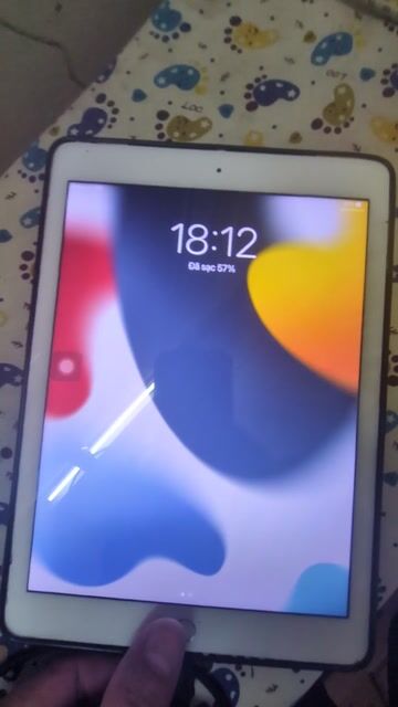 Apple iPad Air 2 màn hình nứt kính. Mua bán Máy tính bảng tại Huyện Thạch Thất Hà Nội được đăng bởi Huy Phong hình 1