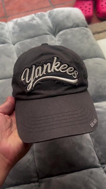 Nón MLB Yankees Đen xi măng Vải Unisex. Mua bán Phụ kiện thời trang khác tại Quận 7 Tp Hồ Chí Minh được đăng bởi Bá Dương hình 1