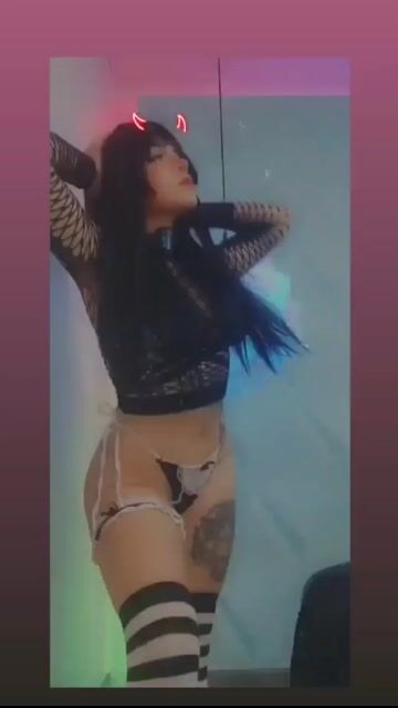 Model - naoko_mori striptease