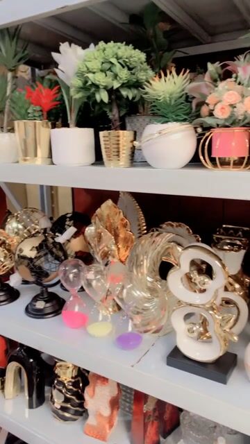 Table flowers and figurines decor