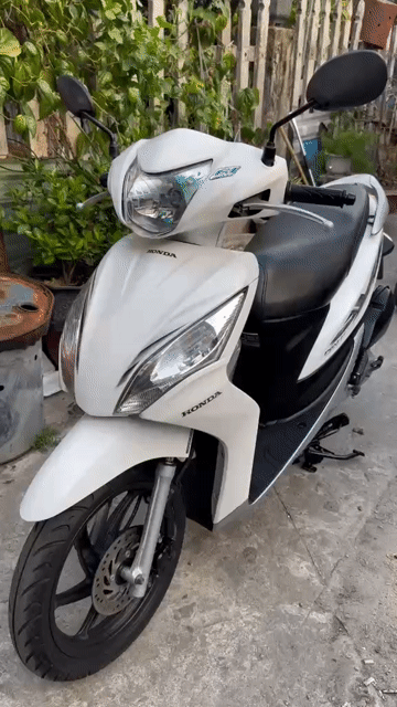 Honda Vision Trắng Việt Nam. Mua bán Xe máy tại Quận Liên Chiểu Đà Nẵng được đăng bởi Phương Hoàng Khang hình 1