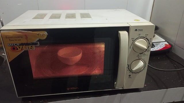 Lò vi sóng Goldsun Trắng. Mua bán Bếp, lò, đồ điện nhà bếp tại Thị xã Từ Sơn Bắc Ninh được đăng bởi bán đồ cũ hình 1