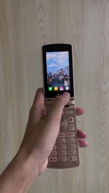 LG Smart Folder Trắng/Vàng đồng. Mua bán Điện thoại tại Quận Đống Đa Hà Nội được đăng bởi Max Max hình 1