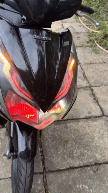 Honda Air Blade 2011 Đen bạc 833820 km. Mua bán Xe máy tại Thành phố Huế Thừa Thiên Huế được đăng bởi Nguyễn Văn Tuấn hình 1