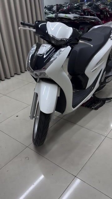 Honda SH 160i ABS Trắng 700 km. Mua bán Xe máy tại Quận Thanh Khê Đà Nẵng được đăng bởi THẾ MẪN CHUYÊN XE LƯỚT CÓ BÁN TRẢ GÓP  hình 1