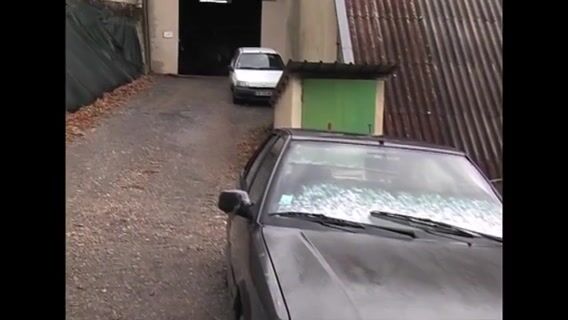 Yves , mécanicien dans un garage associatif