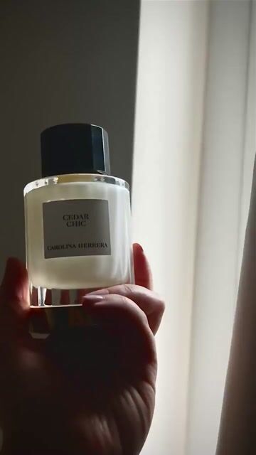 Cedar Chic Carolina Herrera 香水 - 2025年のユニセックス 新着