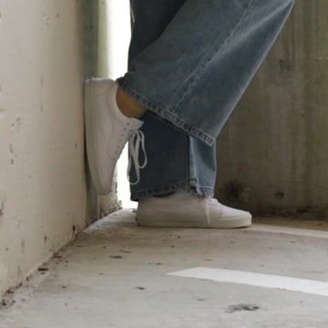 Chaussure de skate Vans Old Skool - Blanche video thumbnail