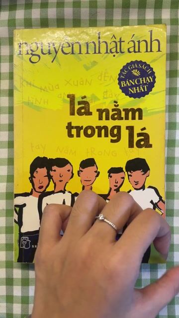 SÁCH "LÁ NẰM TRONG LÁ"
