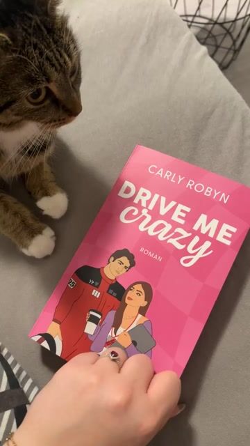 Beste Formel eins Story!!🏎️
Ich liebe die Chemie zwischen Ella und Blake in dieser Geschichte und wie wichtig die beide für einander sind auf Grund der Vergangenheiten von beiden einzelnen🥹 beide sind so starke Menschen, die aufeinander gewartet haben und als sie sich hatten nicht mehr zertrennlich waren💞 von der ersten Seite an, hat mich der Humor des Buchs umgehauen und zum Lachen gebracht und trotzdem sind Tränen geflossen, also würde ich sagen, sehr gelungenes Buch!!
Absolutes Must Read für jeden Formel eins Fan!!!💞🏎️