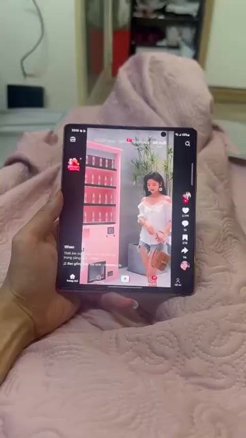 Samsung Galaxy Z Fold2 5G Đồng. Mua bán Điện thoại tại Quận 1 Tp Hồ Chí Minh được đăng bởi Thuỳ Nguyễn hình 1