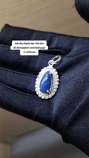 mặt dây chuyền bạc viền kim
đá Sapphire hoàng gia. Mua bán Đồ sưu tầm, đồ cổ tại Quận Bình Thạnh Tp Hồ Chí Minh được đăng bởi Rio Natural Gemstone Jewelry hình 1