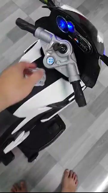 Xe máy điện em trẻ em Trắng Đen gần như mới. Mua bán Mẹ và bé tại Quận 7 Tp Hồ Chí Minh được đăng bởi Trần Quý hình 1