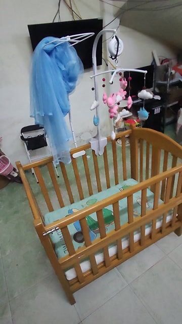 Cũi trẻ em gỗ tự nhiên và xe đẩy. Mua bán Mẹ và bé tại Quận Đống Đa Hà Nội được đăng bởi ngo van hieu hình 1