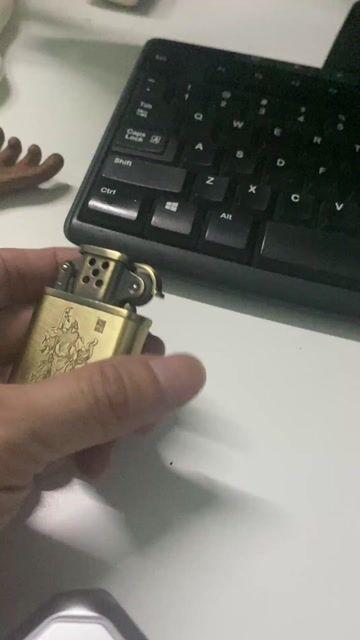 Bật lửa sưu tầm khắc hình quan nhị ca. Mua bán Đồ sưu tầm, đồ cổ tại Thành phố Thuận An Bình Dương được đăng bởi Bán Tùm Lum hình 1