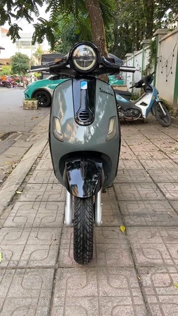 Xe máy điện Vespa màu Xám bình mới 100%. Mua bán Xe điện tại Quận Long Biên Hà Nội được đăng bởi Xe điện Huân Linh hình 1